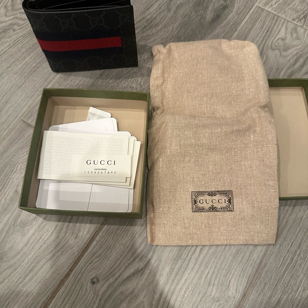 Brand new Gucci GG Mens Canvas Bifold Wallet. Still in Gucci box w/dust bag. - Picture 8 of 9